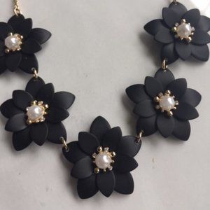 Loft Black Flower & Pearl necklace